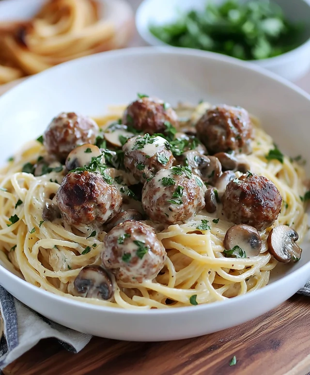 Spaghetti mit Pilzsoße und Hackbällchen